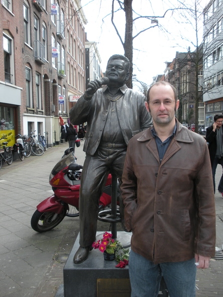 Don't know who the statue is, but its awesome.jpg